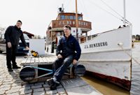 J.L. Runebergs skeppare Ted Lönnroos (t.h.) räknar med att fartyget är ute på sjön nästan varje dag fram till den 9 september. Brodern Kim Lönnroos är bland annat ansvarig för programmet under kryssningarna.