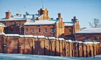 De äldsta delarna av Sörnäs fängelse är från 1880-talet och de är skyddade. I fängelset finns cirka 250-300 fångar.