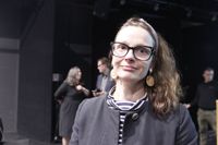 Raseborgs stadsdirektör Petra Theman poängterar att det som nu presenterats är en utredning, inte ett beslut. I bakgrunden syns bildningsdirektör Tina Nordman och tekniska direktören Jan Gröndahl till vänster och konsulten Mikko Marja-aho till höger.