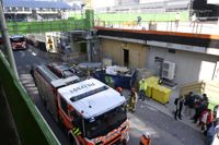 Ett tiotal personer föll flera meter då en tillfällig gångbro i Hagalund kollapsade på torsdagsmorgonen. 24 personer skadades så att de behövde sjukhusvård, en lärare, resten elever.