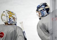 Jussi Olkinuora (vänster) vaktar luckan till bytesbänken medan Emil Larmi står i mål då Finland och USA möts i VM-premiären i Tammerfors.