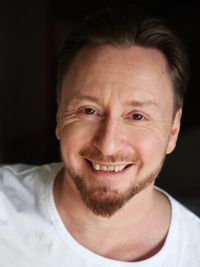 Skådespelaren Janne Suutarinen (på bilden) och scenografen Markus Serala sätter upp en pjäs i mörker. Den är baserad på Steven Halls kultroman The raw shark texts.