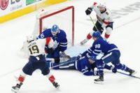 Torontos William Nylander (88) försöker stoppa Floridas Matthew Tkachuk i förlängningsperioden.