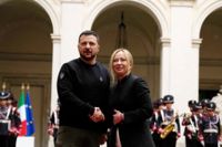 Ukrainas Volodymyr Zelenskyj skakar hand med Italiens premiärminister Giorgia Meloni.