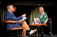 Intervjuaren Hannu Väisänen, översättaren Sampsa Peltonen (som gjorde ett hästjobb!) och den Nobelprisade författaren Annie Ernaux under det avslutande samtalet på Helsinki Lit.