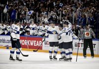 Mikko Rantanen (till vänster, 0+2 poäng), segermålsskytten Mikko Lehtonen (mitten, 1+1) och Sakari Manninen (2+1, bakom) hörde till Lejonens bästa spelare i den viktiga 4–3-segern över Tyskland.