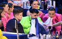 Finlands Käärijä följer rösträkningen i greenroom under Eurovisionsfinalen.