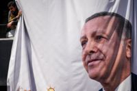 Enligt statliga turkiska medier leder sittande president Recep Tayyip Erdogan när rösterna har börjat räknas efter söndagens val.