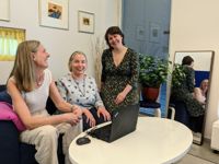 – De flesta vill fortsätta vara med som aktiva aktörer på internet. Då borde det vara möjligt, säger Henrika Mercadante (till vänster). Hon, Tessa Bamberg (mitten) och Veera Florica Rajala (till höger) arbetar på Förbundet Finlands Svenska Synskadade.