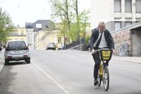 Anders Adlercreutz (SFP) anlände med stadscykel till regeringsförhandlingarna i Ständerhuset på tisdagen.