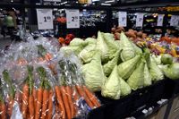 Utbudet av livsmedel är i dag så stort att en del produkter ofrånkomligen hinner bli gamla i butikernas hyllor.