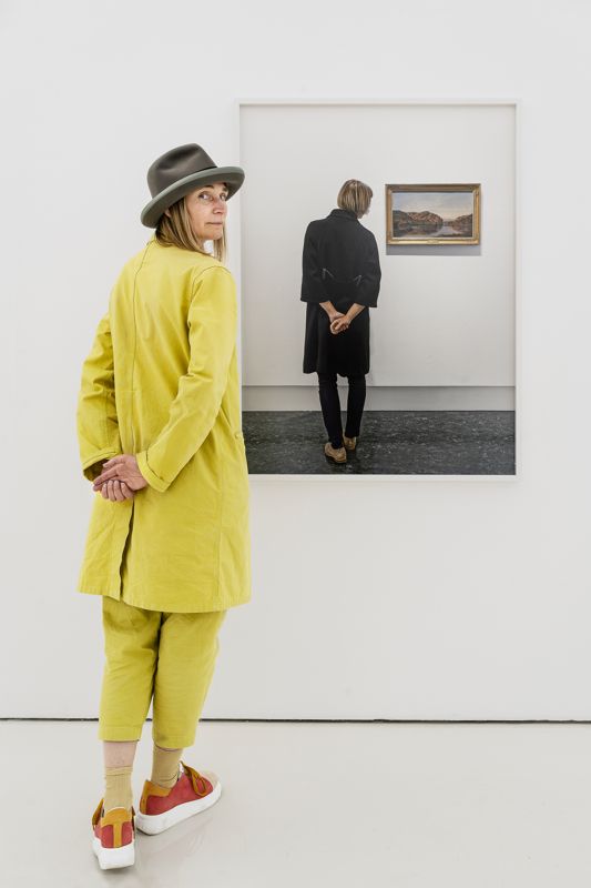 Att Elina Brotherus använt sig själv som instrument i sina bilder beror på att hon varit ensam på de platser hon arbetat på och att hon gillar att jämföra bilderna över tid.