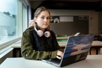 Gymnasieeleven Jessica Rehn känner att hennes fokus lätt splittras vid datorn och märker det även hos klasskamraterna.