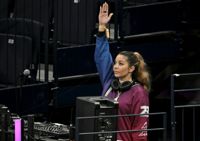 Amanda Harkimo spelar musik på ishockey-VM