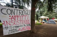 "Mot ohållbara hyror" står det på en banderoll som satts upp vid Politecnico di Milano, Italiens största universitet för teknik, arkitektur och design.