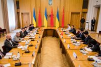 Ukrainas utrikesminister Dmytro Kuleba och Kinas särskilda sändebud Li Hui under det två dagar långa mötet i Kiev.
