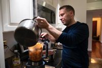 Kocken Martin Hagström har aldrig träffat eller ens kommunicerat direkt med den förmögna amerikanska familjen han lagar mat åt.