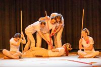 Häxorna (Merete Lindholm och Catarina Korkman) lockar den skräckslagna Macbeth (Erika Willebrand) att göra verklighet av sin plan att mörda kungen (Anna Doepel) medan kungens män (Larissa Barck och Dominique Pashley) sover och inte märker vad som sker.