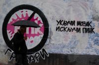 En väggmålning med texten "sätt på din hjärna, stäng av Pink", på en vägg i Serbiens huvudstad Belgrad. Pink är en tv-kanal som sänder både regeringspropaganda och våldsamma realityprogram. Kanalen kritiseras skarpt, framför allt efter de två masskjutningarna i början av maj.