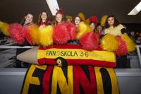 Det råder ingen tvivel om vilka Finno skolas färger är. På bilden syns Selma Ellboj-Boström, Amanda Aaltonen, Sara Merikalla, Sini Palmroth, Nea Meinander, Stella Passinen och Emilie Holmström.