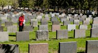 På gravgården knyts människoöden samman med lokal och nationell historia. Guiden Kirsti Sund skriver en historik om Näse begravningsplats.