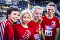 Esboborna Axel Paananen, Arthur Lång, Amanda Friman och Olivia Kirjonen utgör halva gänget i Storängens skolas första lag i lågstadieskolornas gatustafett. 