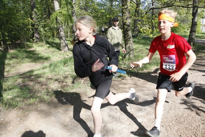 Växlingarna övas in i det sista. På bilden växlar Mikael Huuskonen till Wanja Vuorinen. Klassläraren Edward Lindberg i bakgrunden ger tips till sina adepter.
