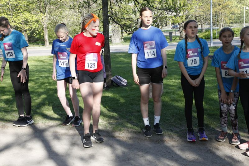 Nelly Nybäck spanar efter sin lagkamrat Tino Savolainen som ska växla till henne.