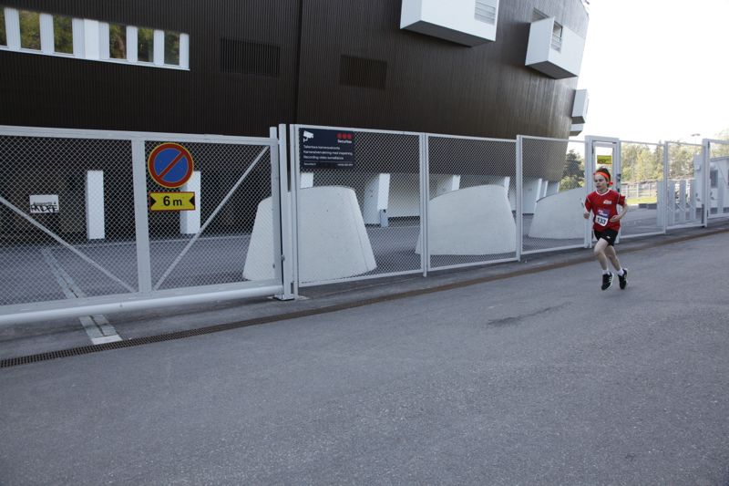 Isak Melleri springer den sista sträckan i gatustafetten.