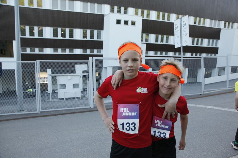 William Falck och Mikael Huuskonen pustar ut efter sina insatser i gatustafetten.