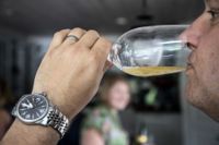 Män som drack mer än 4,8 standardglas per vecka löpte 20 procent högre risk att få förmaksflimmer än de män som drack mindre än 0,9 glas i veckan, enligt en avhandling. Arkivbild.