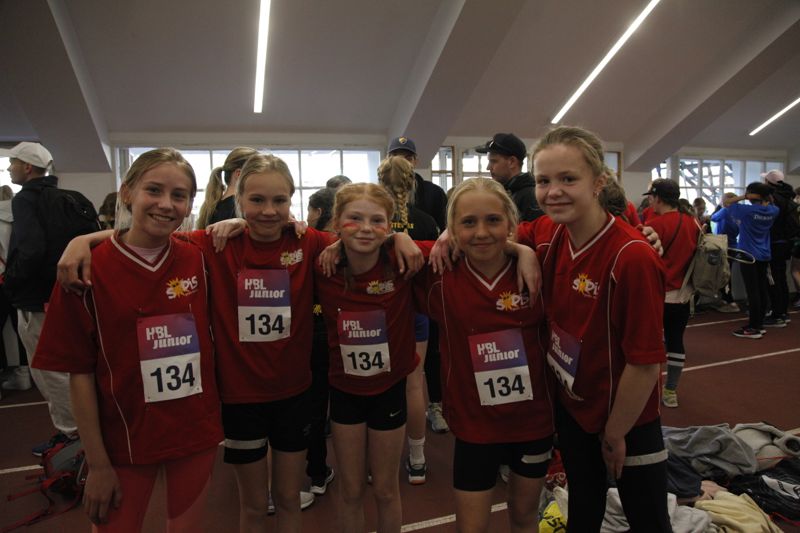Sara Bärlund, Gabriella Lindberg, Noomi Strömsholm, Noora Joki och Carolina Widell ser fram emot att springa i Stafettkarnevalen.