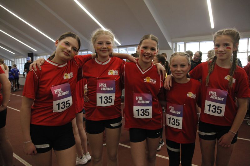 Alina Karhinen, Selina Hisinger, Natalie Wester, Melissa Eriksson och Amelie Sundman känner alla pirr i magen inför starten.