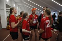 Kajsa Sillman (med startnummer 133) ger sina bästa tips till lagkamraterna Eriika Bäckström, Elin Sundström, Felicia Ketola och Elin Hagenaar. Klassläraren Kristian Österman (i bakgrunden) ser roat på.