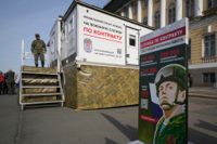 En rysk officer vid ett rekryteringscenter i S:t Petersburg under segerdagen den 9 maj, då Ryssland högtidlighåller Nazitysklands kapitulering i andra världskriget.