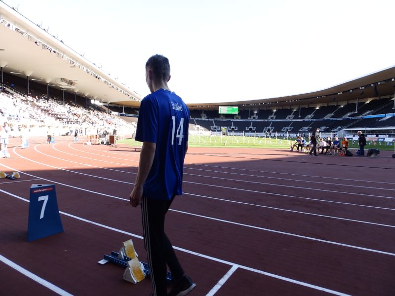 Albert Isaksson startade för lag 1 i högstadiepojkarnas 4 x 100 meter.