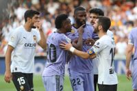 Real Madrids Vinícius Júnior, i lila till vänster, blev utvisad efter att en stor grupp spelare hamnade i bråk i slutskedet av mötet mellan Real och Valencia.