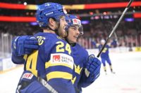 Sveriges André Petersson, till höger, jublar tillsammans med Oscar Lindberg efter 2–1-målet i segern över Danmark.