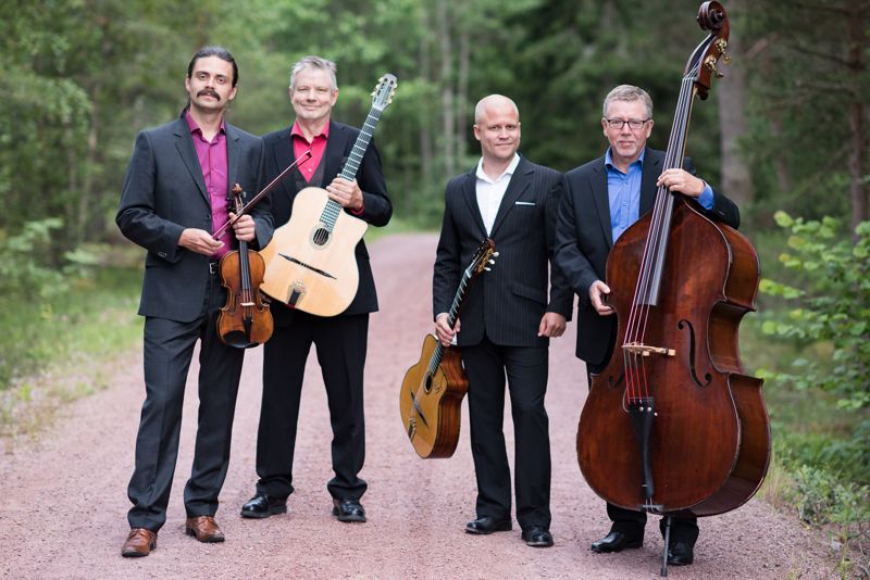 Whatclub spelar så kallad gypsy swing men tar också influenser från folkmusik och klassiskt.