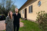 Minni Juuramo och Kimmo Pohjapelto har köpt ett hus nära Pumpviken tillsammans med ett annat par. På sociala medier sprider de budskapet om att Karis är en dold pärla. De runda fönstren är karaktäristiska för huset.