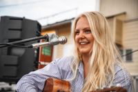 Tove Ljungqvist är en av de inbjudna artisterna på Nordisk visfest i Hangö i juni.