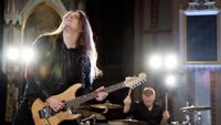 Den finlandssvenska metallmässans fader Janne Löf spelar gitarr under mässan.