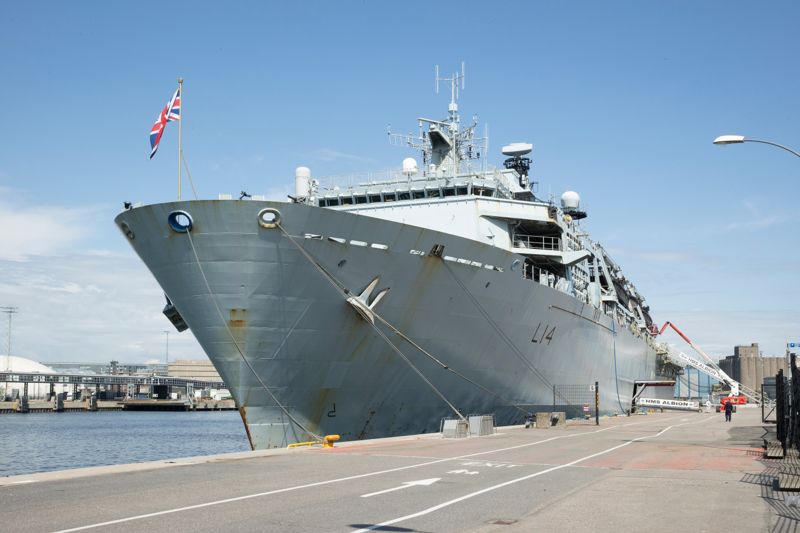 I fören på HMS Albion vajar Union Jack i en flaggstång som toppas av en guldfärgad krona.