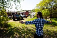 Timothy Kühn visar var scenen ska stå. Området ska piffas upp i tid för festivalen.