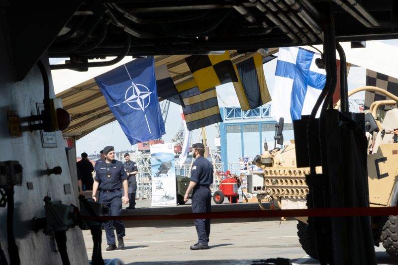 Natoflaggan och Finlands flagga vajar sida vid sida på HMS Albions flygdäck.