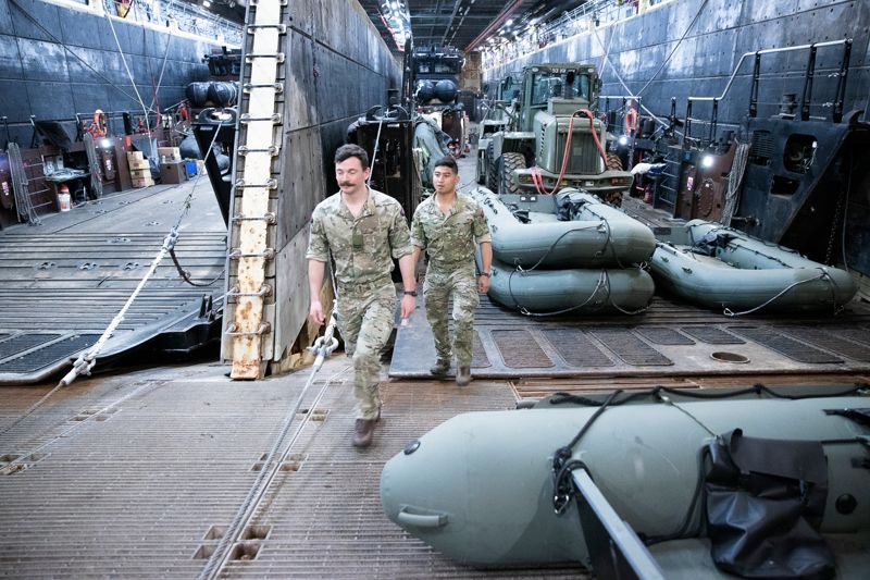I fartygets torrdocka får 70 militärfordon plats.