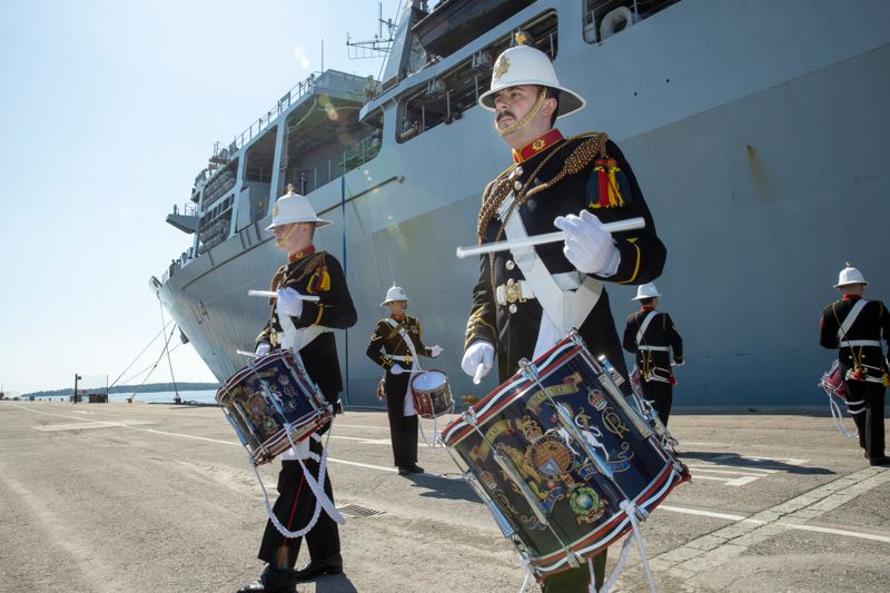Den brittiska flottans landstigningsfartyg HMS Albion har lagt till vid Ärtholmen i Helsingfors. Man får besöka fartyget till på fredag, då det åker vidare.