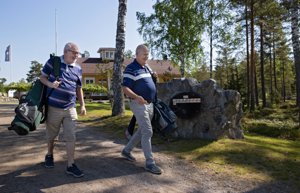 Jan Björklund (t.v.) och Björn Lindqvist är första respektive nuvarande ordförande för Eke Golf.