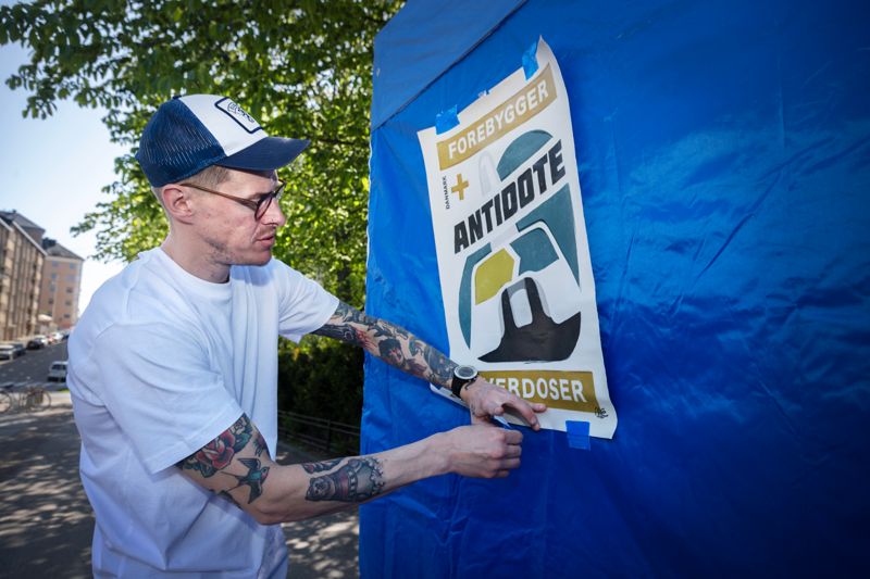 Sjukskötare Jani Keto deltar i aktionen under sitt besök i Finland. Keto är bosatt i Köpenhamn där han arbetar i ett injiceringsrum.