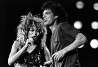 Tina Turner på scen tillsammans med Rolling Stones Mick Jagger 13 juli 1985.